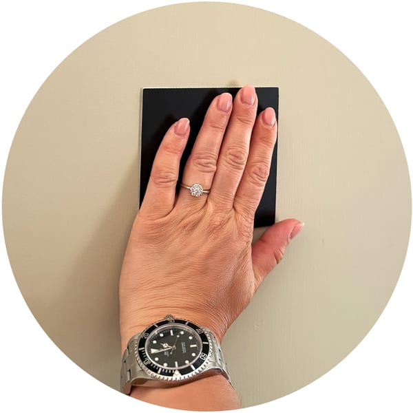 Nehmen Sie das Frame von der Wand und drücken den Custtom<sup>®</sup>-Magneten extra fest an.