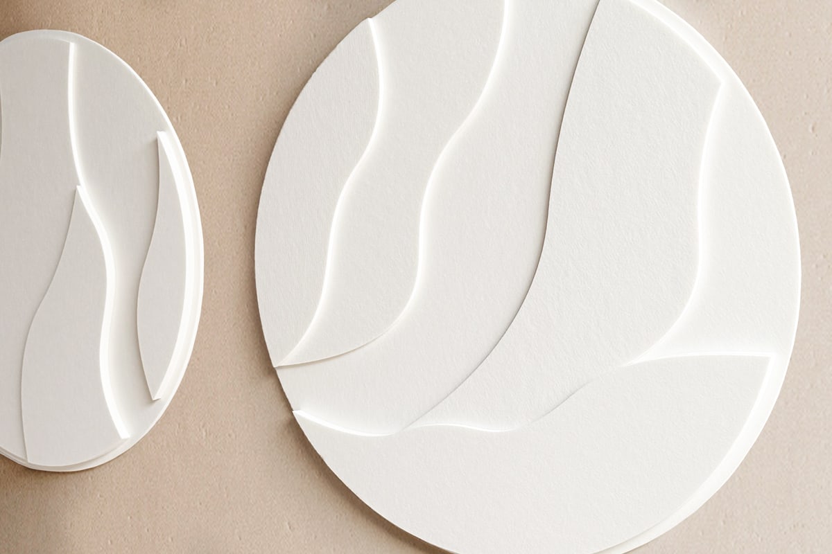 Zwei Filzkunst Rund nebeneinander, aus schräger Perspektive