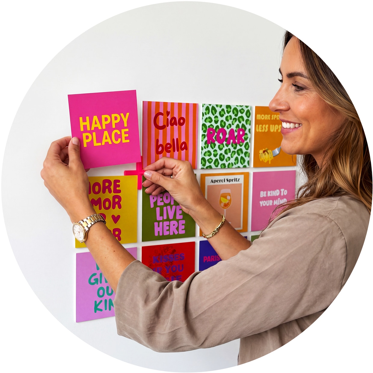 Eine Frau, die einen Happy shape an ihrer Wand neben anderen Happy shapes anbringt.