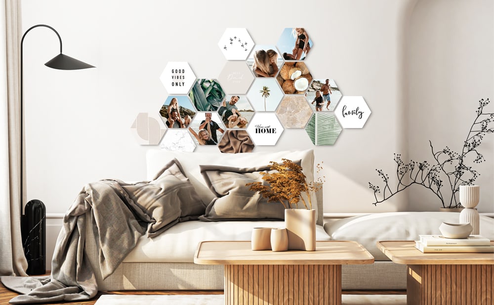 Shapes Wanddekoration im Wohnzimmer - stilvolle sechseckige Fotokacheln als Inspiration für die perfekte Platzierung Ihres Drucks.
