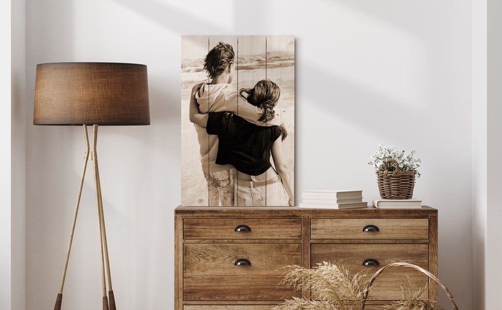 Verwandeln Sie Ihr Foto in einen stilvollen Holzdruck, der Wärme und Charakter in jeden Raum bringt. Die natürliche Maserung und rustikale Ausstrahlung machen ihn zu einem echten Blickfang in Ihrem Zuhause.